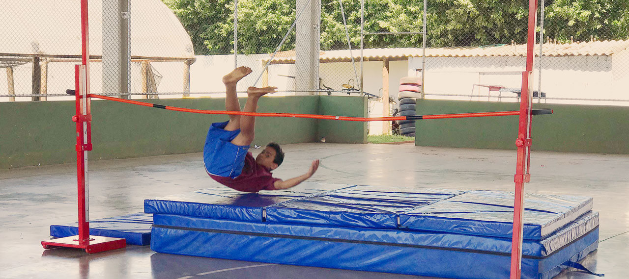 O que mudou? Criança pratica ginástica olímpica
